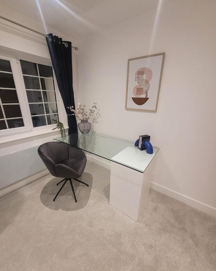Luxury 1 Bed Apartment In The Heart Of Rochester Wainscot Exterior foto